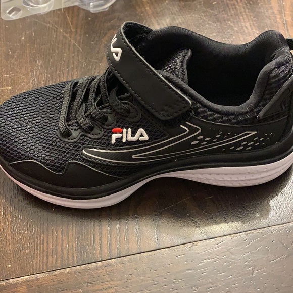 Boys size 12 Fila Shoes - Brand New - Picture 2 of 4